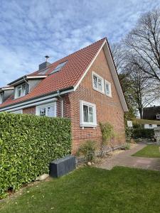 ceglany dom z czerwonym dachem w obiekcie FeWo Ostsee Ahoi w mieście Timmendorfer Strand