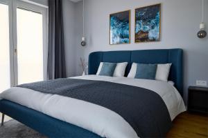 Una cama azul con cabecero azul en un dormitorio en Dahmeloft, en Dahme