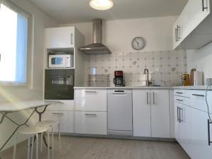 Kuchyňa alebo kuchynka v ubytovaní Charmant T3 à 15 min des Thermes de Balaruc, terrasse, clim, wifi et parking gratuit - 4 pers. - FR-1-503-137