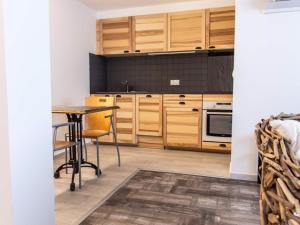 Kuchyňa alebo kuchynka v ubytovaní Magnifique T2 avec balcon et animaux admis - FR-1-503-143