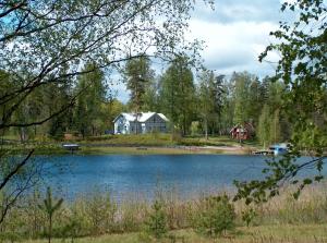 a house on the shore of a lake at Aurantola in Jaala