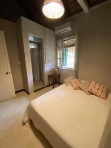 ein Schlafzimmer mit einem großen Bett und einem Fenster in der Unterkunft La plage in Centre de Flacq