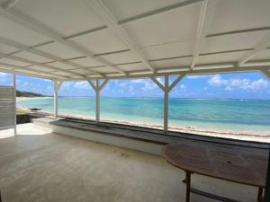 a view of the ocean from a room with a bench at La plage in Centre de Flacq