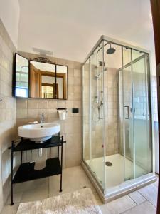 La salle de bains est pourvue d'un lavabo et d'une douche. dans l'établissement Jennas- Blue Apartment, à Àrbatax