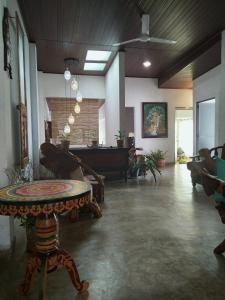 Posezení v ubytování Barefoot Inn Kandy