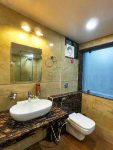 a bathroom with a sink and a toilet at Olive Resort - Sillari Pench in Silāri