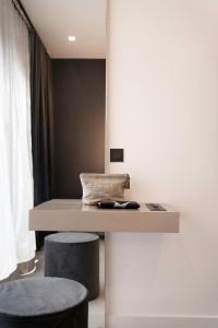 a table and two stools in a room at THE NEWSHA SIGNATURE HOME in Mülheim an der Ruhr