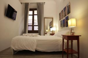 ein Schlafzimmer mit einem Bett mit zwei Handtüchern darauf in der Unterkunft Bronze Horse in Florenz