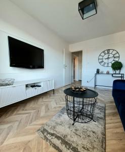 sala de estar con TV y mesa en Sun and holidays apartament Władysława IV en Gdynia