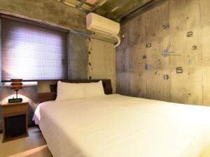 a bedroom with a large white bed and a window at Urban Life Matsuda - Vacation STAY 85183 in Okayama