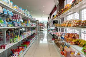 un pasillo de una tienda llena de comida en Grand Bayu Hill Hotel en Takengon