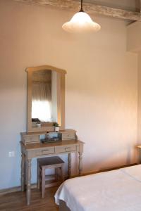 a bathroom with a sink and a mirror at Roptro in Dolianá