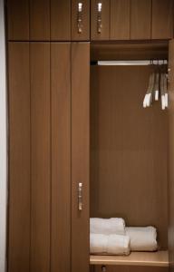 a bathroom with a closet with white towels in it at Roptro in Doliana
