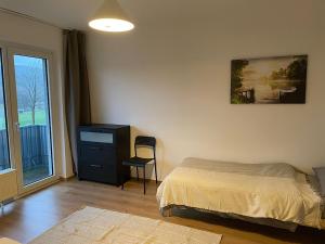 1 dormitorio con 1 cama, vestidor y ventana en Wohnung in Herscheid, en Herscheid