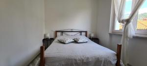 A bed or beds in a room at La Casa Verde Torbole