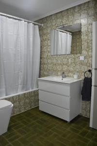 y baño con lavabo blanco y aseo. en Apartamento Virgen de las Viñas, en Aranda de Duero