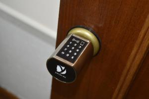 un cierre de un mando a distancia en una puerta en Apartamento Virgen de las Viñas, en Aranda de Duero