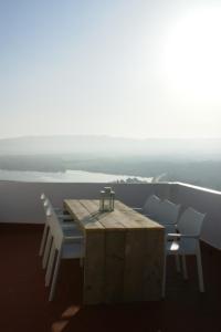 een tafel en stoelen met uitzicht op de oceaan bij Bed & Breakfast Casa El Sueño in Arcos de la Frontera