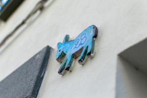 un oggetto blu sul lato di un edificio di Casagiugiù a Vietri