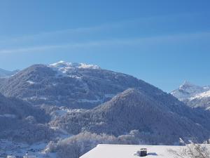 een uitzicht op een berg met sneeuw erop bij Hotel Montjola Nova in Schruns