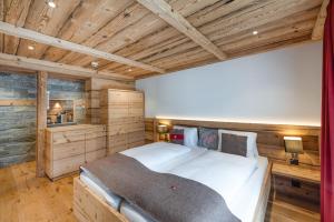 Hotel Crusch Alba Zernez 객실 침대