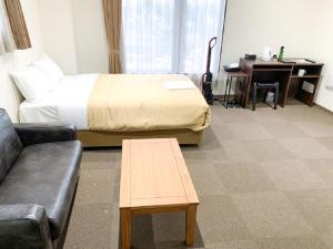 Voodi või voodid majutusasutuse HOTEL LiVEMAX Kyoto Nijojonishi toas