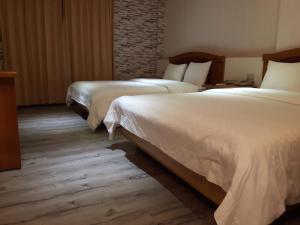 En eller flere senger på et rom på Lidu Hotel