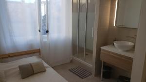 Ванна кімната в Studio neuf atypique centre ville Palavas vue mer
