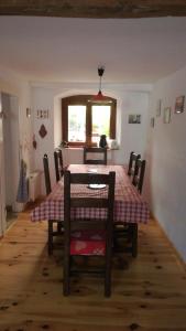 uma sala de jantar com uma mesa e cadeiras e uma janela em Le havre de grès em Lohr