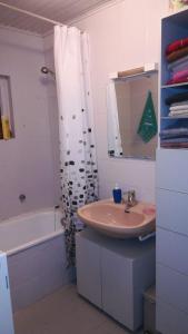 baño con lavabo y cortina de ducha en Le havre de grès en Lohr