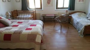 1 dormitorio con 2 camas, mesa y sillas en Le havre de grès en Lohr