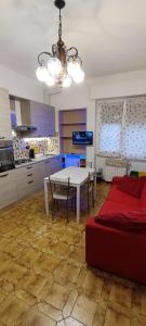 een woonkamer met een tafel en een rode bank bij La casa di Paolo 2 a Milano in Milaan