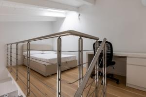 uma cama de metal num quarto com uma secretária em Appartamento a Porta Lame by Wonderful Italy em Bolonha