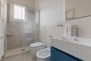 uma casa de banho com um WC, um lavatório e um chuveiro em Appartamento a Porta Lame by Wonderful Italy em Bolonha