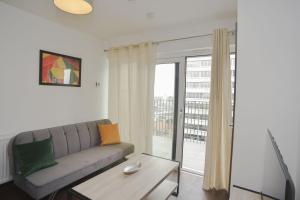 uma sala de estar com um sofá e uma mesa em Modern, 2-bedroom Central Southend flat,9th Floor em Southend-on-Sea