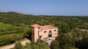 een luchtfoto van een huis in een veld bij Hôtel - Restaurant U Santu Petru in Saint-Florent