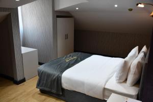 Een bed of bedden in een kamer bij HMZ LUXURY HOTEL