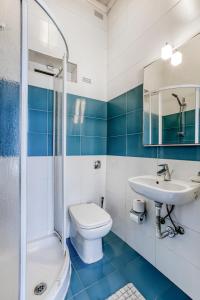 uma casa de banho com um WC e um lavatório em Sant Antnin em Sliema