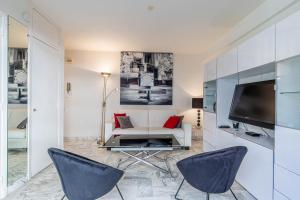 Televízia a/alebo spoločenská miestnosť v ubytovaní Cozy studio in the heart of Cannes - Near sea