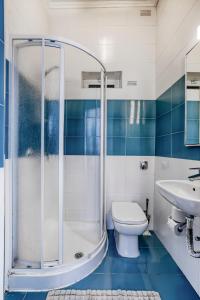 Un baño con ducha, inodoro y lavabo. en Seaside View Close to Sliema Ferries by JL, en Sliema 90 fotos más