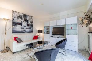 Televízia a/alebo spoločenská miestnosť v ubytovaní Cozy studio in the heart of Cannes - Near sea