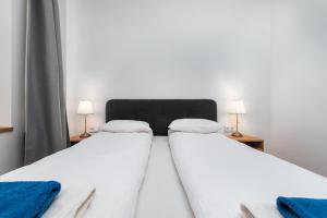 2 Betten in einem Zimmer mit 2 Lampen in der Unterkunft Apartament Słowackiego by Your Freedom in Warschau