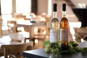 twee flessen wijn bovenop een tafel bij Vakantiehuisjes Op De Horst in Groesbeek