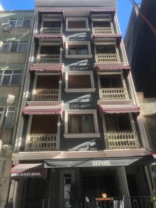 um edifício alto com muitas janelas em Bomonti Solo Exclusive Designed Hotel em Istambul