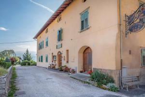 un bâtiment avec une rue en face dans l'établissement Antica Residenza de Poda, à Flavon