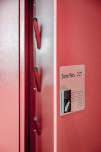 una puerta roja con un letrero que dice interior desde en Skihotel Haus Gurgl, en Obergurgl