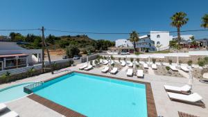 Bazén v ubytovaní Kellys Luxury Apartments alebo v jeho blízkosti