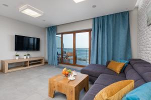 Televízia a/alebo spoločenská miestnosť v ubytovaní Apartamenty Porta Mare by Noclegi Renters