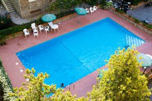 La Delizia - Sorrento في سورينتو: اطلالة علوية على مسبح مع كراسي ومظلات