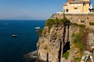 La Delizia - Sorrento في سورينتو: مبنى على قمة منحدر بجوار المحيط